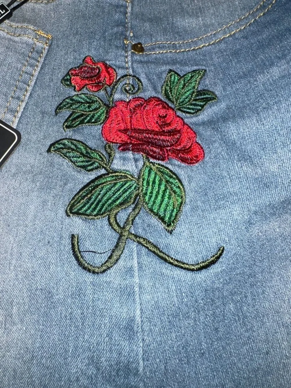 Zaful Womens Denim Shorts W/ Rose Embroidery Frayed Hem Size 4 Light Wash Cotton - Picture 6 of 11